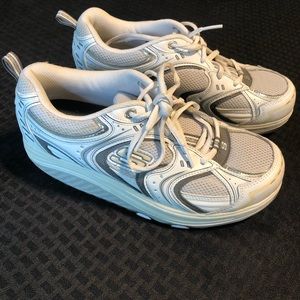 Womens Sketchers shape ups sneakers.